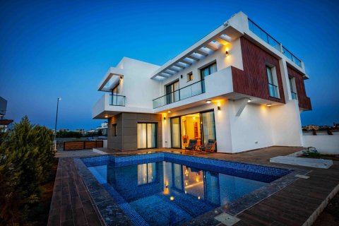 Продажа виллы  в Фамагусте, Северный Кипр 4 комн., 204м2, №211181 – фото 1