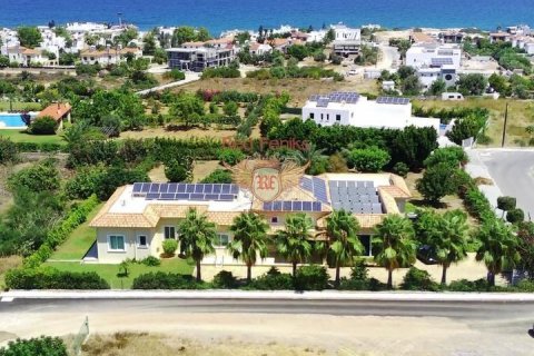 Продажа виллы  в Гирне, Северный Кипр 3+1, 400м2, №192803 – фото 1